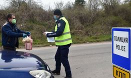 Шлемове и храна за полицаите от КПП-та на Разград