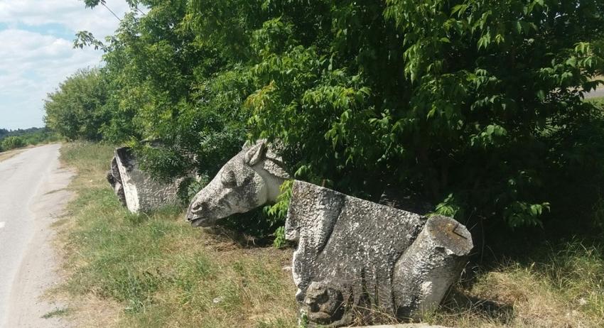 Изоставените статуи край Разград 