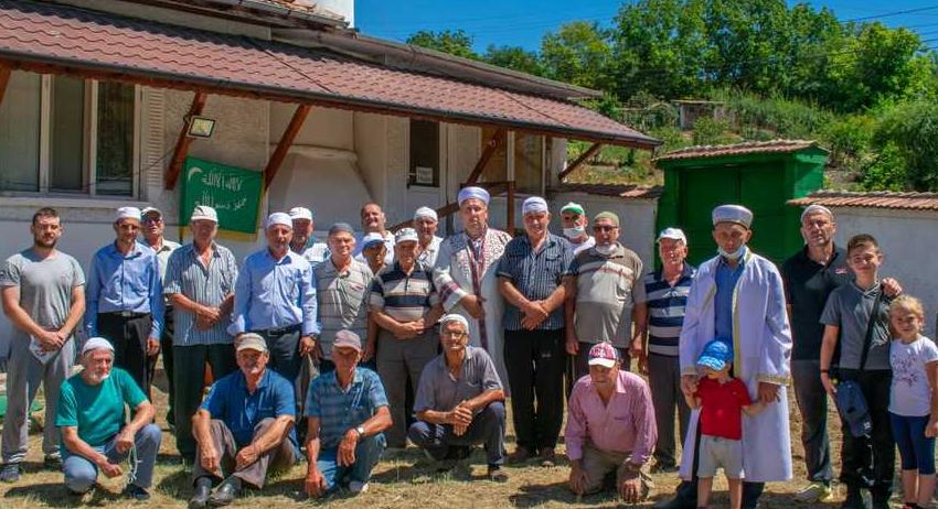 Специалист по молитви за дъжд и пет коча за курбан в село Езерче 