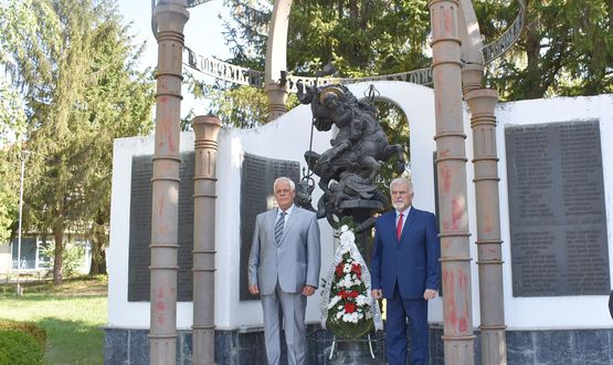 С цветя пред Войнишкия паметник и концерт на талантливите деца на Разград отбелязахме Деня на Независимостта 