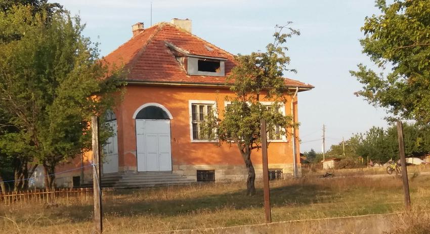 Разграбва се сградата на бившата детската градина в Липник 