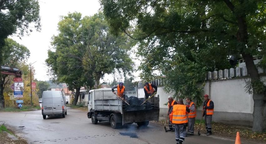 Асфалтират дупките в района на Западна промишлена зона