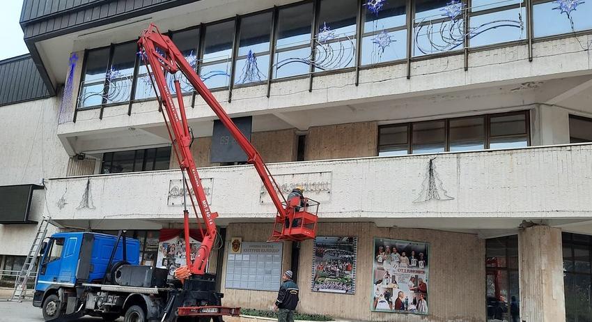 Продължава украсяването на централните улици на Разград 