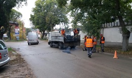 Асфалтират дупките в района на Западна промишлена зона