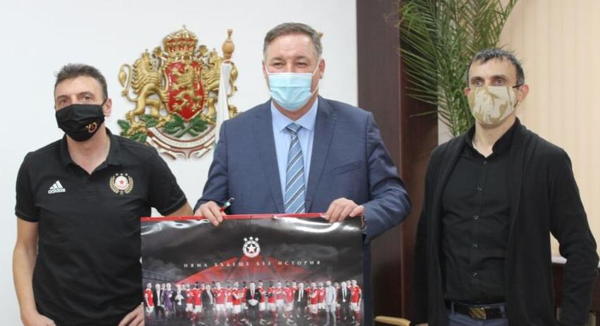 Фенклубът на ЦСКА в Разград пожела весели празници на Гюнай Хюсмен