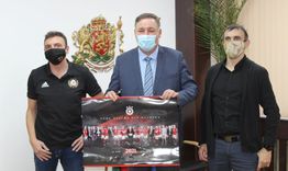 Фенклубът на ЦСКА в Разград пожела весели празници на Гюнай Хюсмен