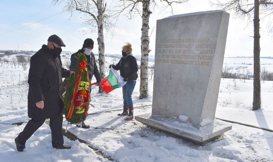 Поднесоха венци пред паметна плоча край Езерче 