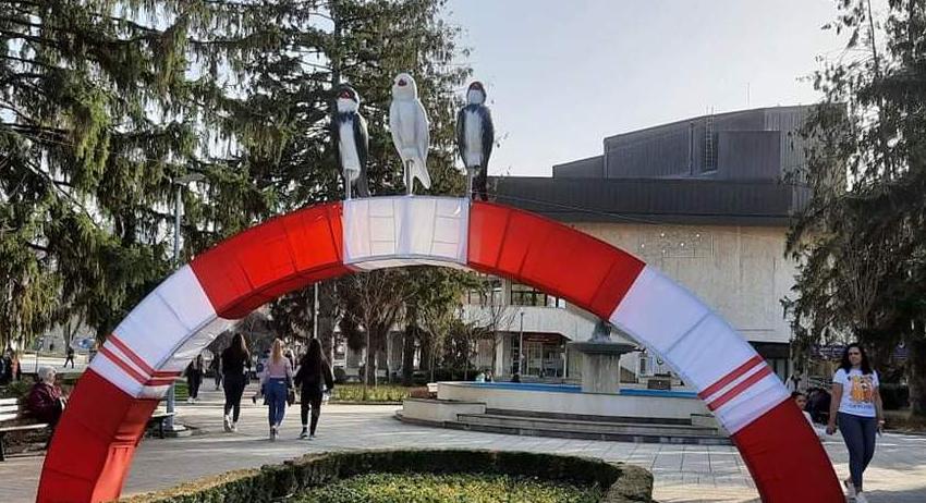 Арка с лястовици посреща Баба Марта в Разград 