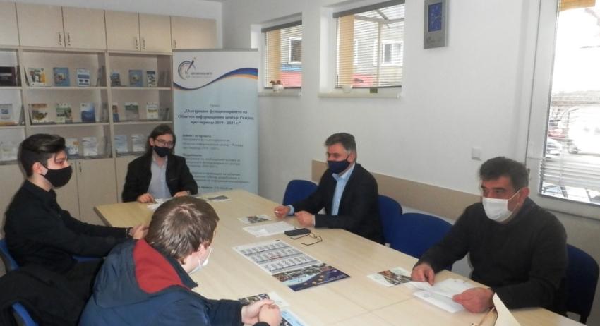 Екипът на ОИЦ - Разград се срещна с младежи от клуб „Инитиум” 
