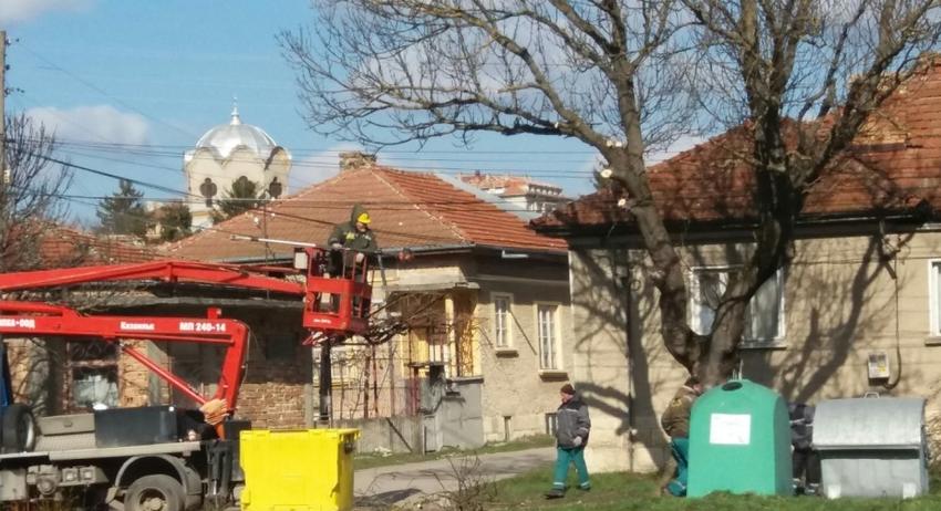 Кастрят опасните клони по ул. "Бели Лом"