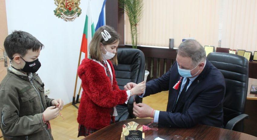 Деца разказаха легендата за мартеницата на областния управител
