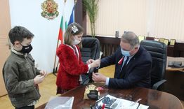 Деца разказаха легендата за мартеницата на областния управител