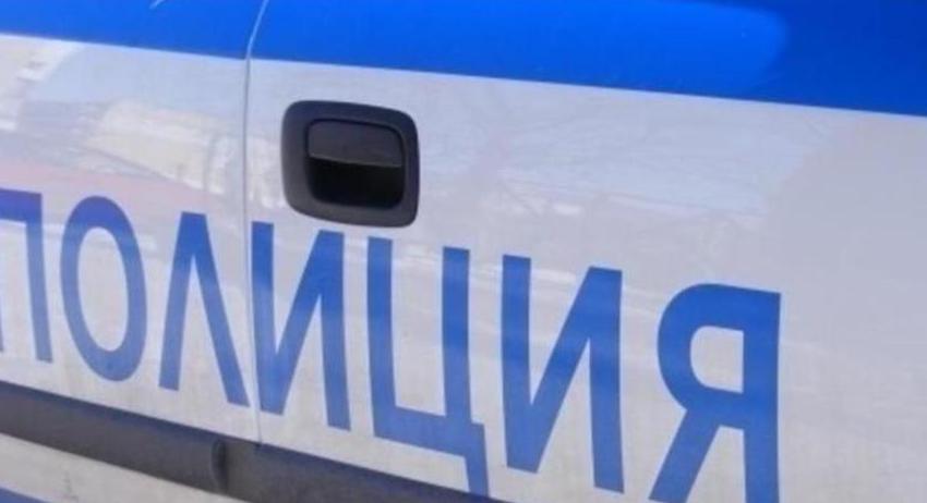 Кола се преобърна край Прелез 