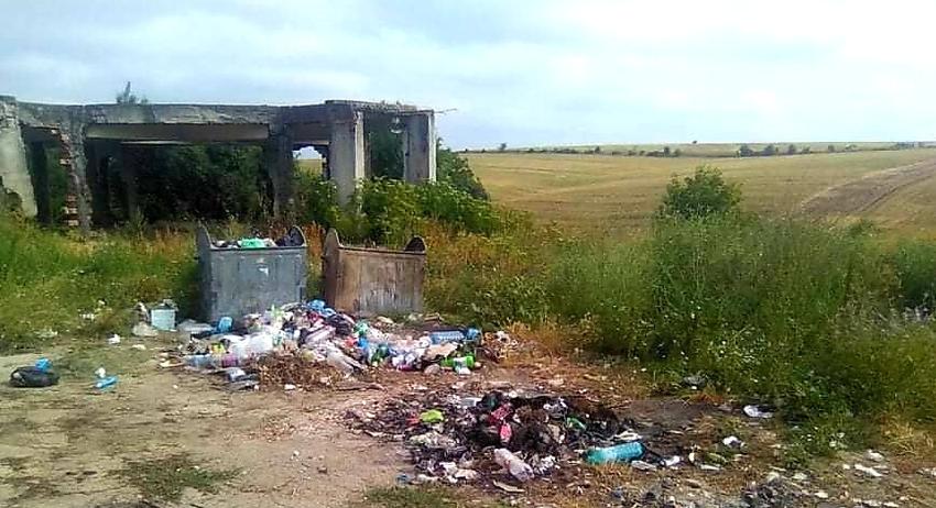 Сметище край турските гробища в село Севар 