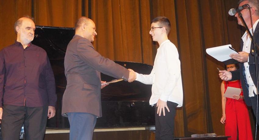 Награждиха призьорите в конкурса за млади пианисти