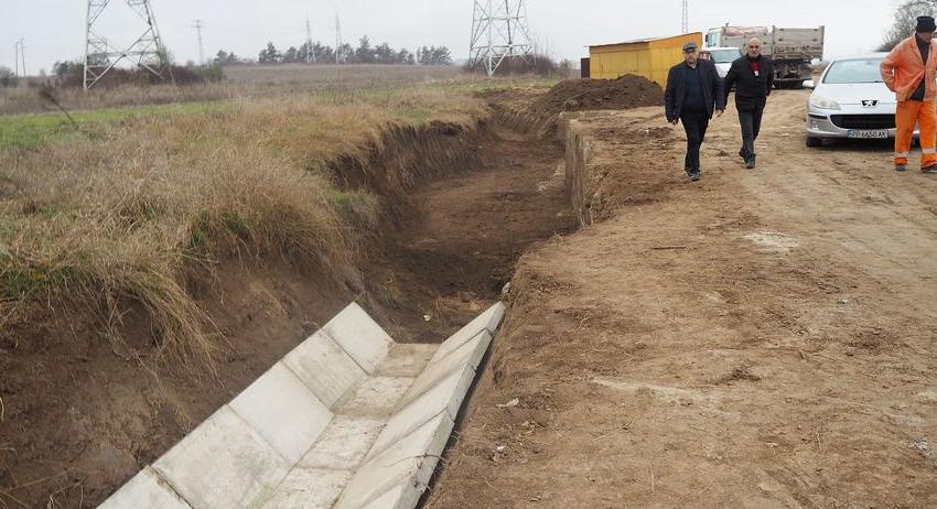 Започна изграждането на отводнително платно по пътя за Гробищния парк 