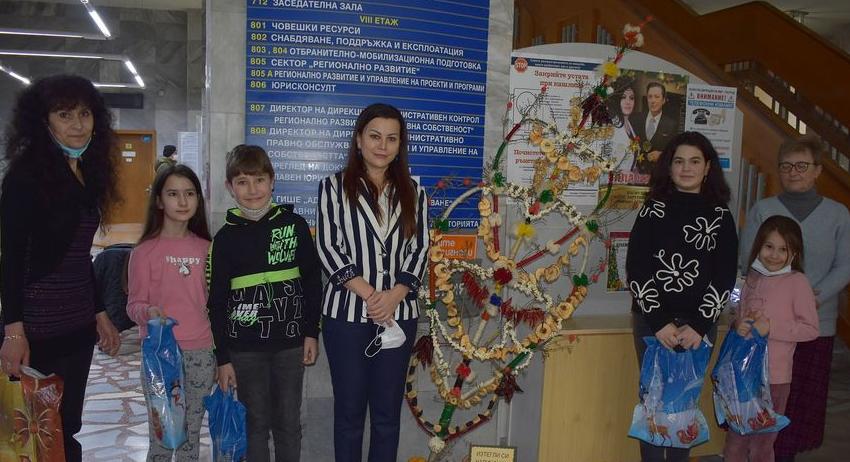 Деца от ОУ“Отец Паисий“ подариха двуметрова сурвакница на Община Разград