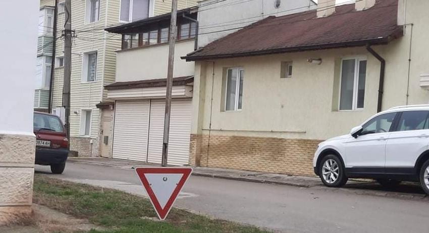 Пътен знак създава опасност на кръстовище в Разград