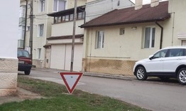 Пътен знак създава опасност на кръстовище в Разград
