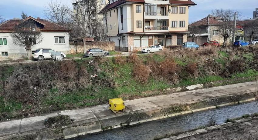 Изхвърлени казани в река Бели Лом