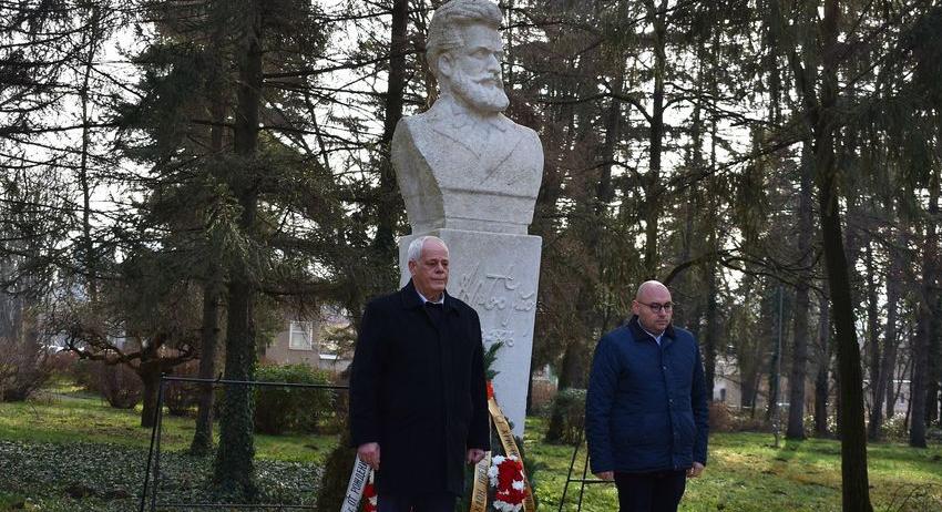 „Жив е той, жив е“ пред паметника на Ботев в Разград