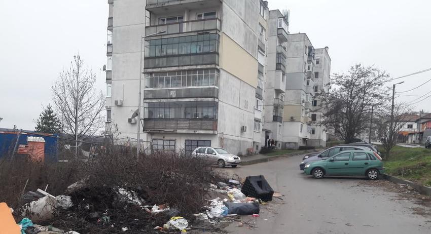 Камари с боклук заемат паркоместа в Разград