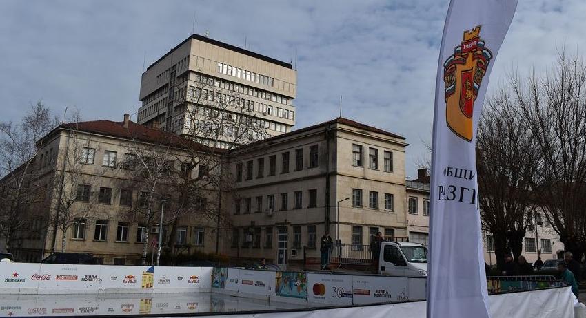 Приключва монтирането на безплатната ледена пързалка