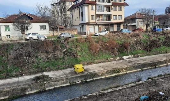 Изхвърлени казани в река Бели Лом