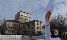 Приключва монтирането на безплатната ледена пързалка