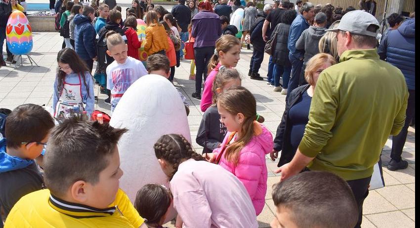 Деца боядисаха еднометрови яйца на Велики четвъртък 