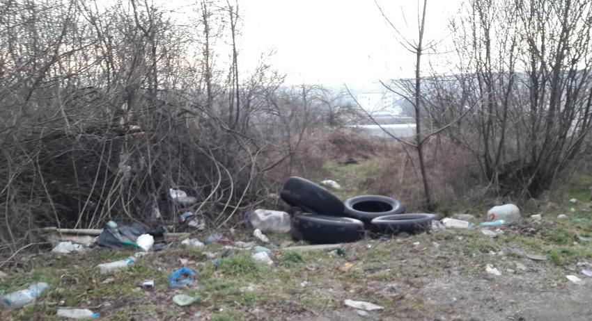 Изхвърлени стари гуми и отпадъци в "Западна  промишлена зона" 