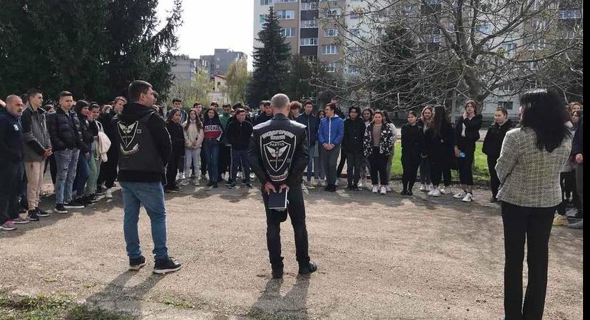 Мотористи и полицаи на тематични срещи с ученици