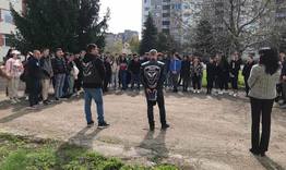 Мотористи и полицаи на тематични срещи с ученици