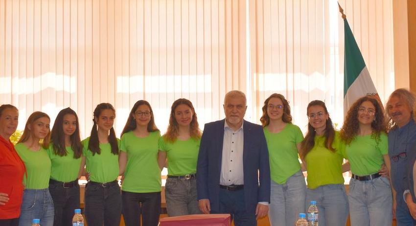 Осем танцьорки от танцов ансамбъл „Булгарика“ представиха Разград на фестивал в Ескишехир