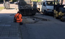 Кърпят разкопана заради аварии разградска улица
