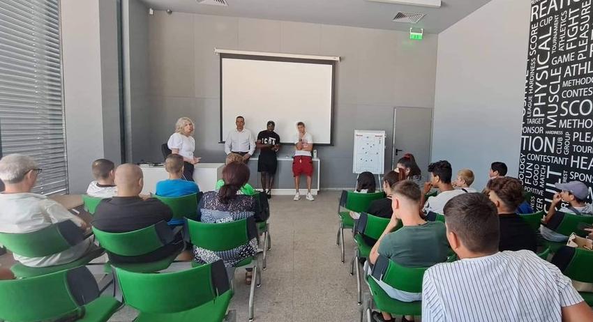 Младежи на посещение в базата на „Лудогорец“ 