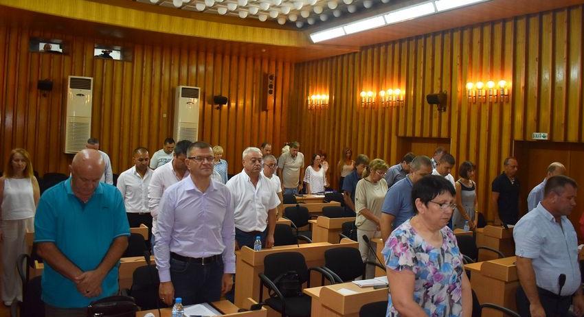 С минута мълчание в памет на загиналите бургаски полицаи и на д-р Гечо Жеков започна сесията на Общински съвет-Разград 