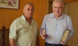 Кметът Денчо Бояджиев получи благодарствен плакет от Клуба по стрелба с лък „Антибиотик“