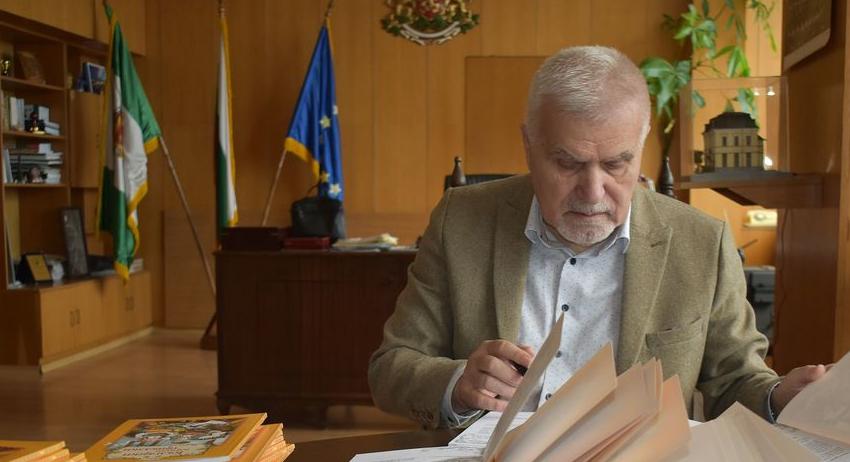 Книжки с български народни приказки за близо 400 първокласници в Община Разград