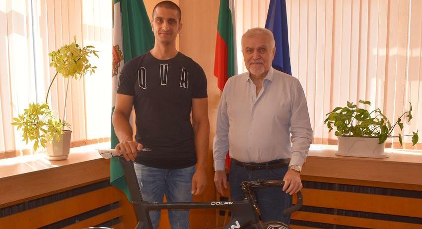 Шампионът  Мирослав Минчев получи от Община Разград състезателен велосипед 