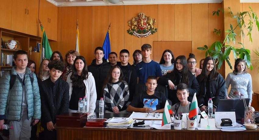 Осмокласници от ПГПЧЕ“Екзарх Йосиф“ посетиха Община Разград в Деня на отворените врати