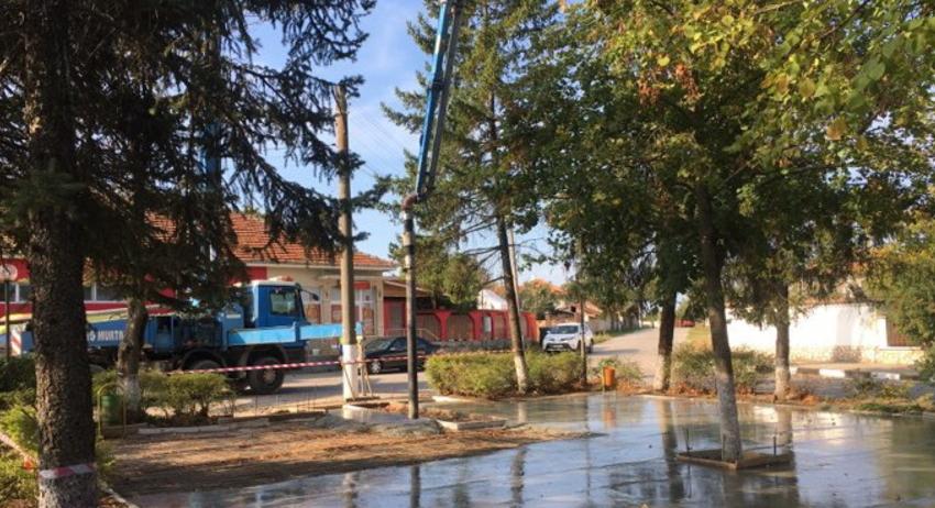 Ремонтират центъра на село Липник 