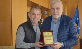 Кметът Денчо Бояджиев получи плакет от седемкратния световен шампион по борба за ветерани Ремзи Реджеб
