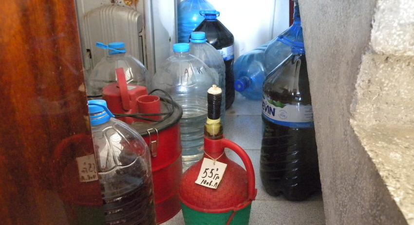 Близо половин тон алкохол без акцизен бандерол иззеха криминалисти от ОДМВР-Разград