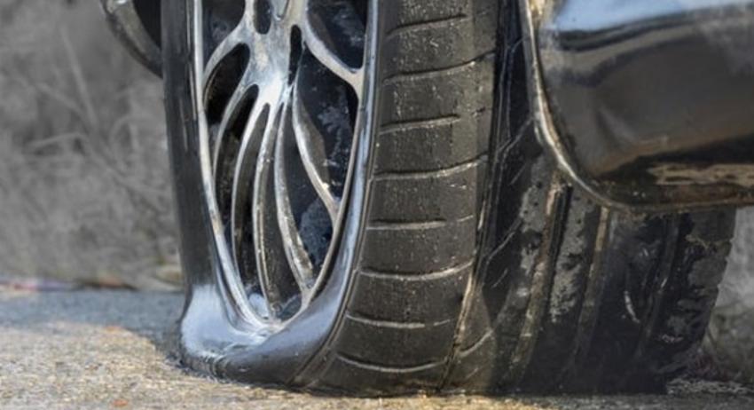 Лек автомобил „БМВ“ осъмна с нарязани гуми и надрано лаково покритие