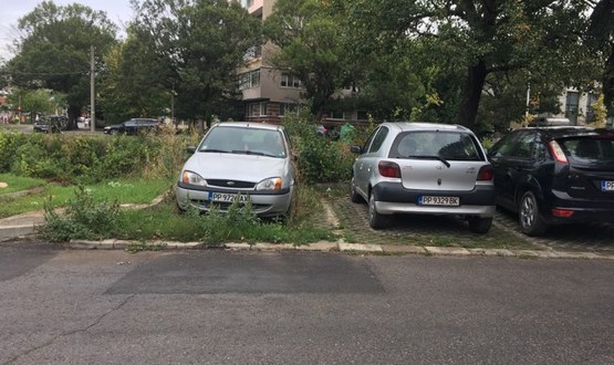 Изоставени коли в центъра на Разград 