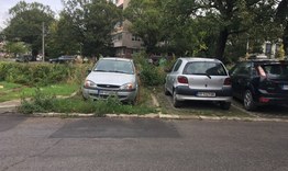 Изоставени коли в центъра на Разград 