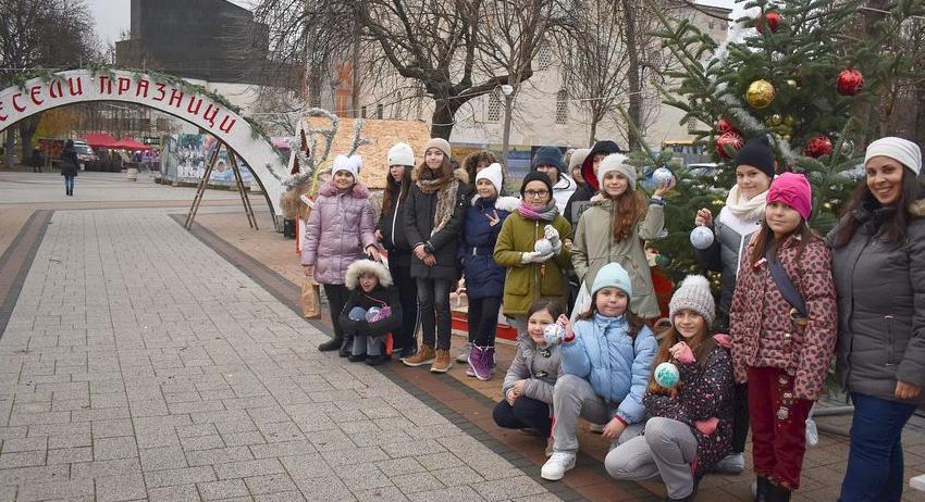 Малки художници украсиха елхата в детския коледен кът 