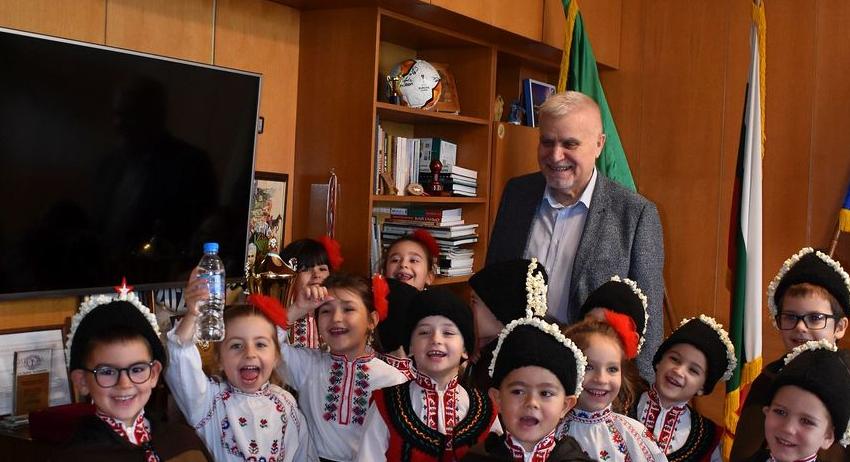 Сурвакарчета от ДГ“Славейче“ се срещнаха с ръководството на Община Разград на Игнажден
