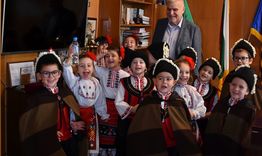 Сурвакарчета от ДГ“Славейче“ се срещнаха с ръководството на Община Разград на Игнажден